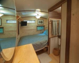 1 dormitorio con 1 cama en una casa pequeña en The Treecycle, en Austin
