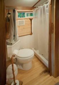 y baño pequeño con aseo y ducha. en The Treecycle, en Austin
