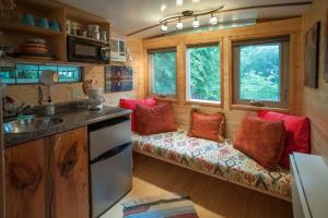 a living room with a bench in a tiny house at The Treecycle in Austin
