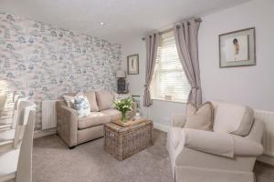 Ruang duduk di Brunswick Cottage