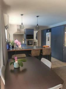 a kitchen with a table with a flower on it at Cozy Double Room - WIFI in Hamilton