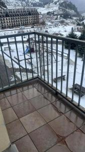un balcone con ringhiera con neve sul terreno di Apartamento Riglos2 Candanchu a Candanchú