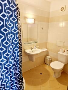 Et badeværelse på Pool View Apartment, Sunny Beach Resort