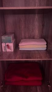 a wooden shelf with two boxes and a mattress at Apartamentos Cerro Blanco in Santiago