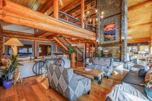 uma sala de estar com sofás e uma escadaria em Luxury Family Cabin at Summit West em Snoqualmie Pass