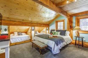 um quarto com 2 camas num chalé de madeira em Luxury Family Cabin at Summit West em Snoqualmie Pass