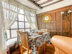 uma sala de jantar com uma mesa e uma janela em 2 bed in Westerham 88626 em Westerham