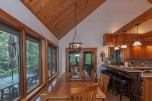una cocina con una larga mesa de madera en una casa en Lake Superior Cabin with Fireplace Snowmobile Trails, en Paradise