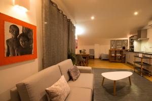 uma sala de estar com um sofá e uma mesa em Lousã Varandas House em Lousã