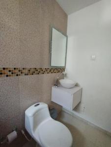 uma casa de banho com um WC branco e um lavatório. em HOTEL BELLAMAR em Cartagena das Índias