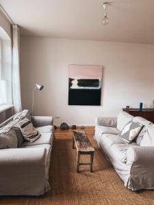 a living room with a couch and a table at Altes Dorfhaus Sechzehneichen 