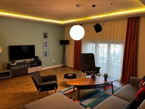 sala de estar con sofá, sillas y mesa en Apartman Donner Centar II, en Subotica