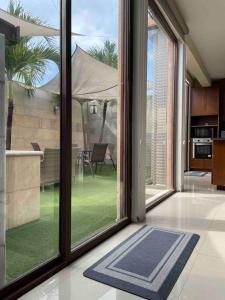 a room with a sliding glass door to a patio at Casa Familiar Diamante in Heroica Alvarado