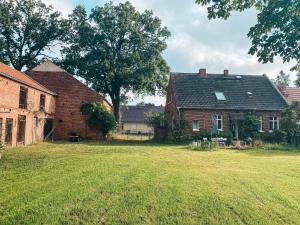 an old brick house with a yard in front of it at Altes Dorfhaus Sechzehneichen 