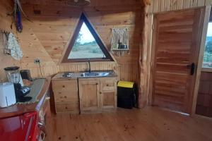 Kuhinja oz. manjša kuhinja v nastanitvi Domos Arcoiris de Chiloé