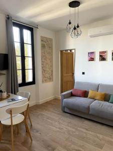 O zonă de relaxare la Chez Marlène Coeur Vieil Antibes, bon emplacement, rénové et convivial , clim, balcon