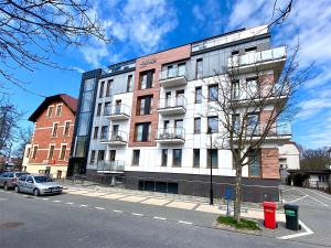 un edificio sul lato di una strada di Apartamenty Marea Rentals Aquarius Ustka a Ustka