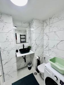 La salle de bains blanche est pourvue d'un lavabo et de toilettes. dans l'établissement Playa Dona Sofia Bella, à Fuengirola