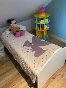 a childs bedroom with a bed with a toy at Chambre étape only femme in Pédernec