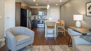 cocina y sala de estar con mesa y sillas en Landing - Modern Apartment with Amazing Amenities (ID7550X75), en Orlando