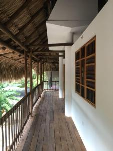 Un pasillo de una casa con una pasarela de madera en Bao Bao Hostel, en Palomino