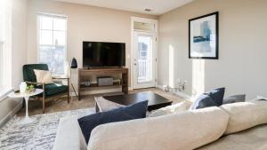uma sala de estar com um sofá e uma televisão em Landing - Modern Apartment with Amazing Amenities (ID8453X29) em Fishers