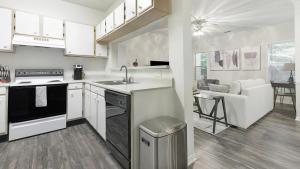 Η κουζίνα ή μικρή κουζίνα στο Landing - Modern Apartment with Amazing Amenities (ID1234X500)