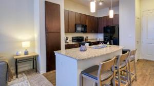 - une cuisine avec une grande île dans une chambre dans l'établissement Landing - Modern Apartment with Amazing Amenities (ID8209X45), à Houston