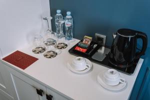Příslušenství pro přípravu čaje a kávy v ubytování Hotel Twenties Tbilisi - Stay & Dine