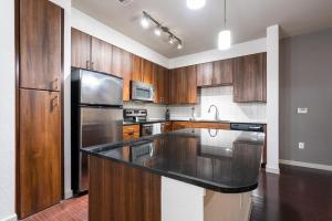 Una cocina o zona de cocina en Landing - Modern Apartment with Amazing Amenities (ID5045X8)