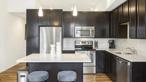 مطبخ أو مطبخ صغير في Landing - Modern Apartment with Amazing Amenities (ID8402X06)