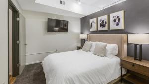 سرير أو أسرّة في غرفة في Landing - Modern Apartment with Amazing Amenities (ID8402X06)