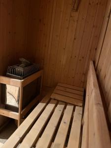 um quarto com uma cama num chalé de madeira em Maison « Le moulin à vent » em Berthenay