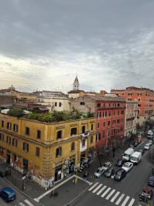una vista aérea de una ciudad con coches y edificios en San Lorenzo Luxury, en Roma