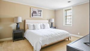 een slaapkamer met een bed met 2 nachtkastjes en 2 lampen bij Landing - Modern Apartment with Amazing Amenities (ID7786X36) in Nashville