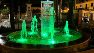 una fuente con luces verdes frente a un monumento en casavacanze dolcevita, en Agropoli