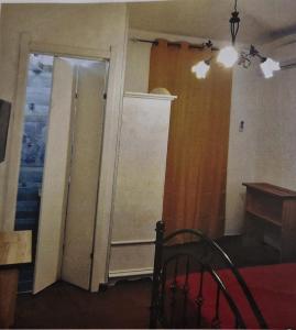 Habitación con una puerta que conduce a una escalera. en Hotel Mondial 2, en Villasor