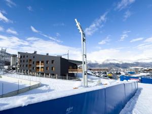 皮拉的住宿－Monolocale sulle piste da sci，雪中建筑物顶部的街道灯