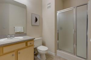 een badkamer met een douche, een toilet en een wastafel bij Landing - Modern Apartment with Amazing Amenities (ID3381X66) in Mount Juliet