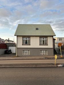 ein Haus an der Seite einer Straße in der Unterkunft Apartment in Reykjavikurvegur - Birta Rentals in Hafnarfjördur