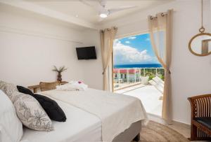 Postel nebo postele na pokoji v ubytování Villa Olina - Vue sur Mer, Piscine, 5min du Port