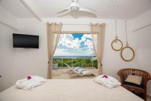 Postel nebo postele na pokoji v ubytování Villa Olina - Vue sur Mer, Piscine, 5min du Port