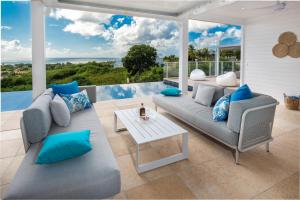 Posezení v ubytování Villa Olina - Vue sur Mer, Piscine, 5min du Port