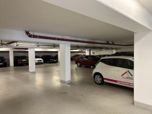 uma garagem de estacionamento com carros estacionados nela em Hotel Efcannos Dornberg Carree em Vechelde