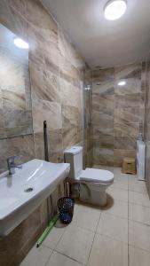 een badkamer met een wastafel en een toilet bij Ibraimo in Fès
