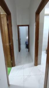 un couloir avec deux portes ouvertes et une chambre dans l'établissement Ibraimo, à Fès