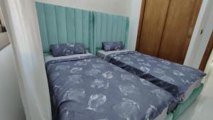 twee bedden naast elkaar in een kamer bij Ibraimo in Fès