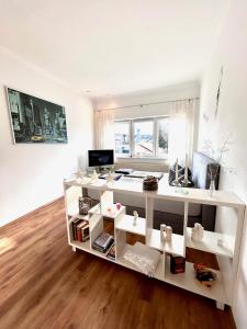 een woonkamer met een witte boekenplank bij Ferienwohnung TINA in Naumburg