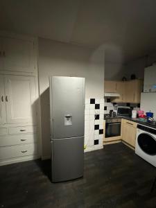 uma cozinha com um frigorífico de aço inoxidável em Huddersfield house em Huddersfield