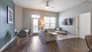 uma sala de estar com um sofá e uma mesa em Landing - Modern Apartment with Amazing Amenities (ID5045X9) em San Antonio